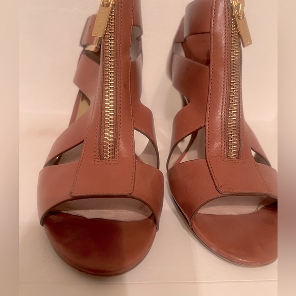 1.5 in Women heels - Picture 2 of 3